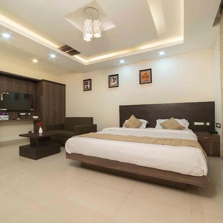 Hotel Sami V Landmarks Arantangi Bagian luar foto