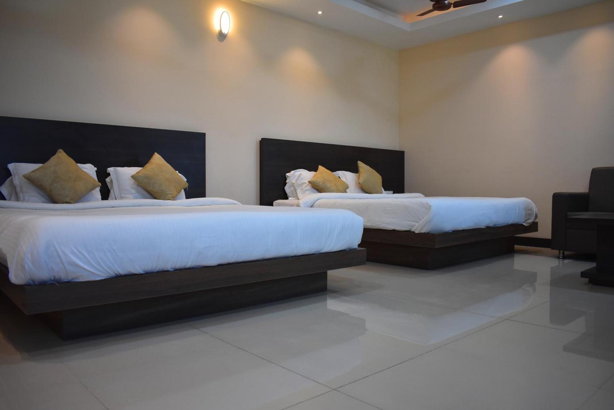 Hotel Sami V Landmarks Arantangi Bagian luar foto