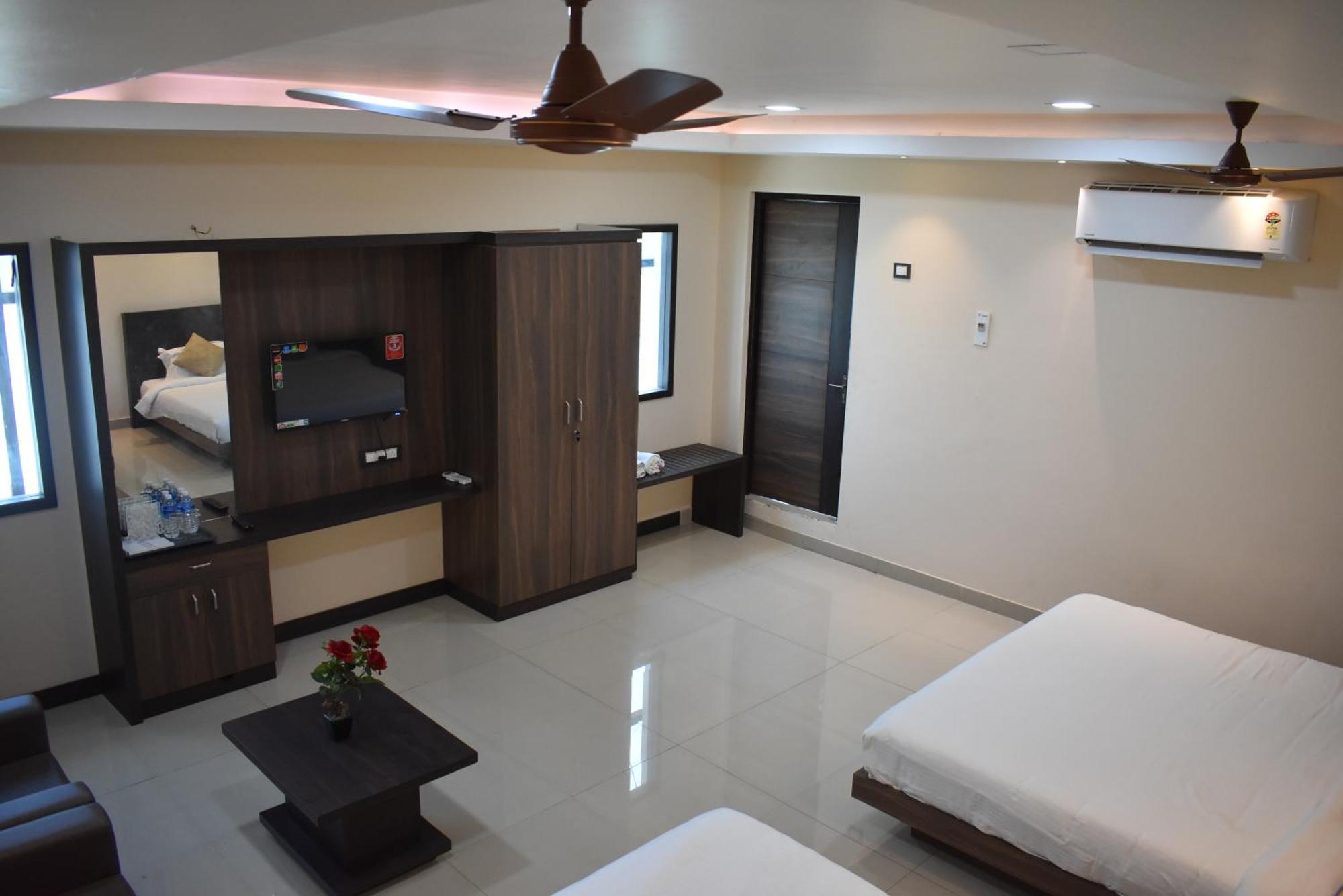 Hotel Sami V Landmarks Arantangi Bagian luar foto