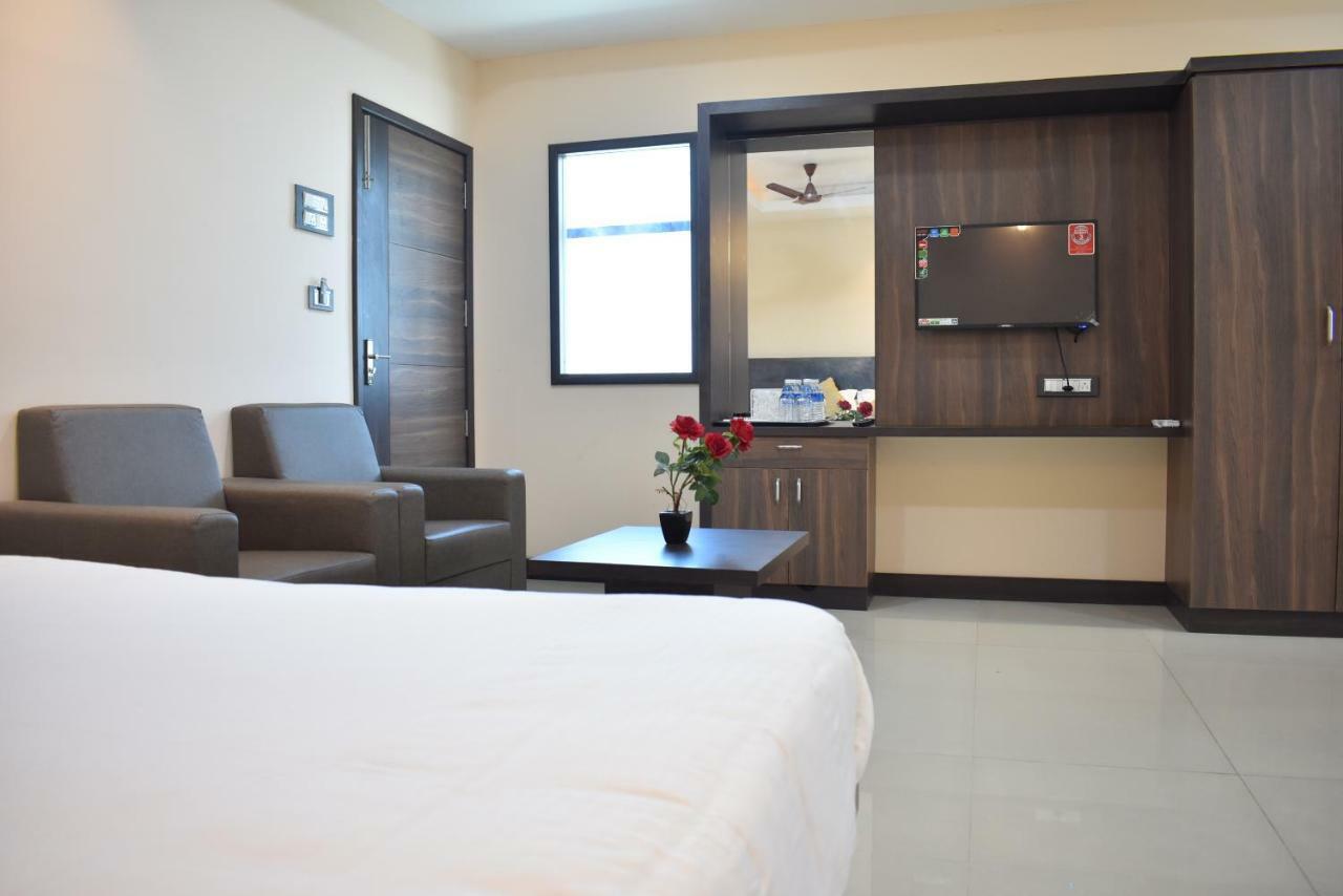 Hotel Sami V Landmarks Arantangi Bagian luar foto