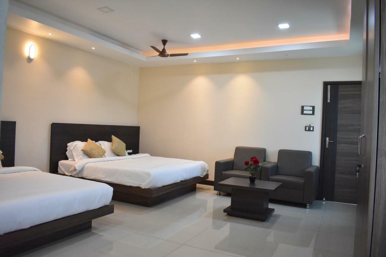 Hotel Sami V Landmarks Arantangi Bagian luar foto